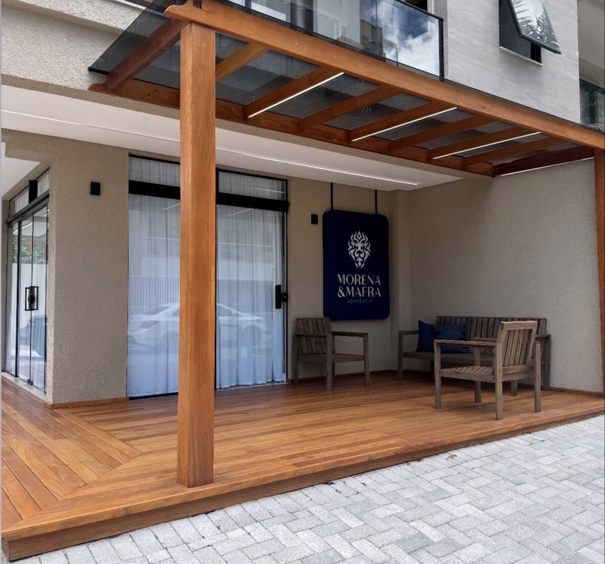 Entrada do escritório Morena & Mafra, com a placa da marca à direita